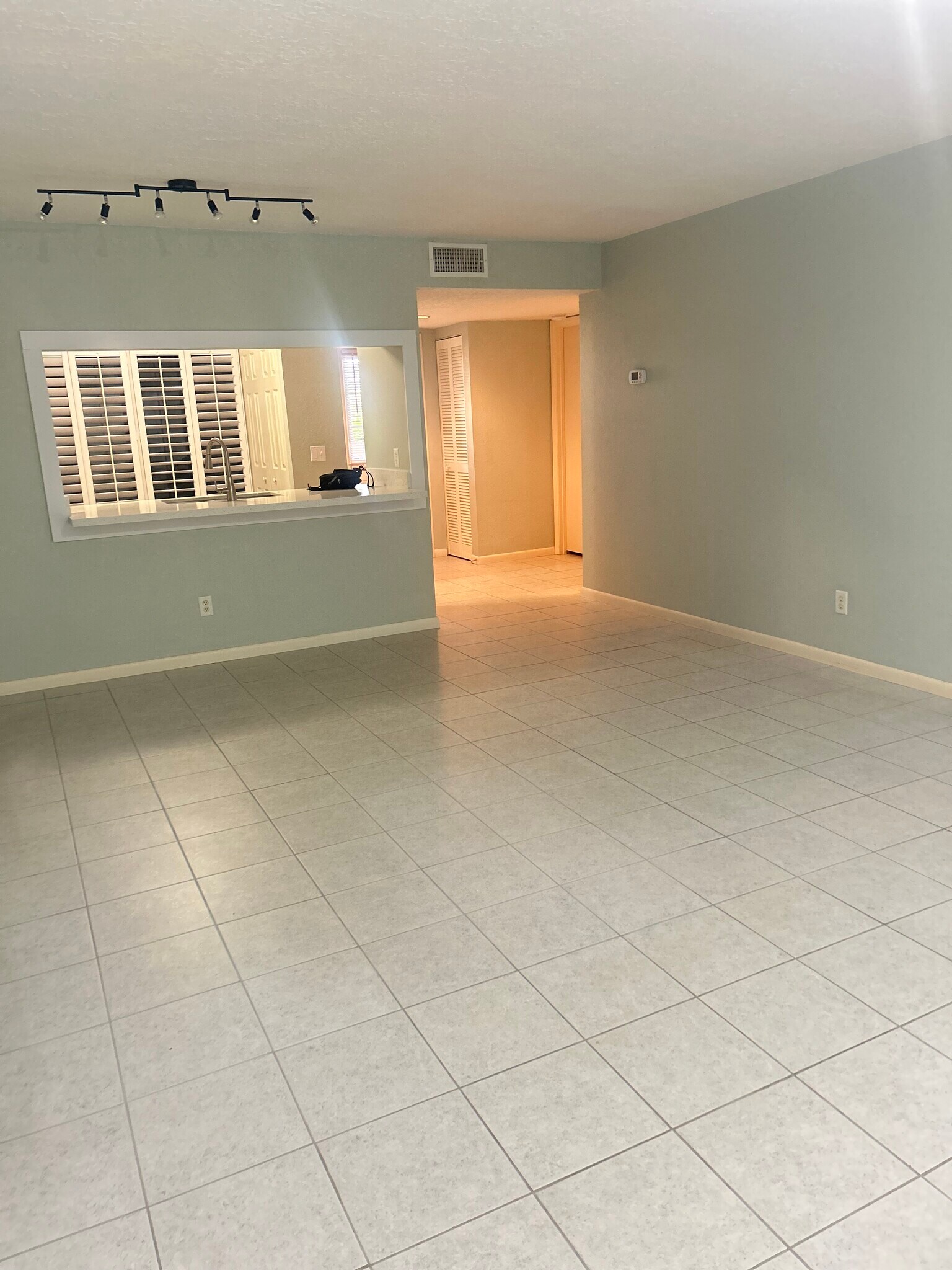 Building Photo - 1585 NE Beacon Dr
