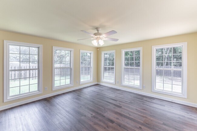 Building Photo - 127 Knotting Pl