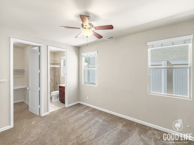 Building Photo - Stunning Home with Modern Comforts Spaciou...