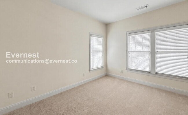 Building Photo - Home with Pool, Patio, and Fitness Center