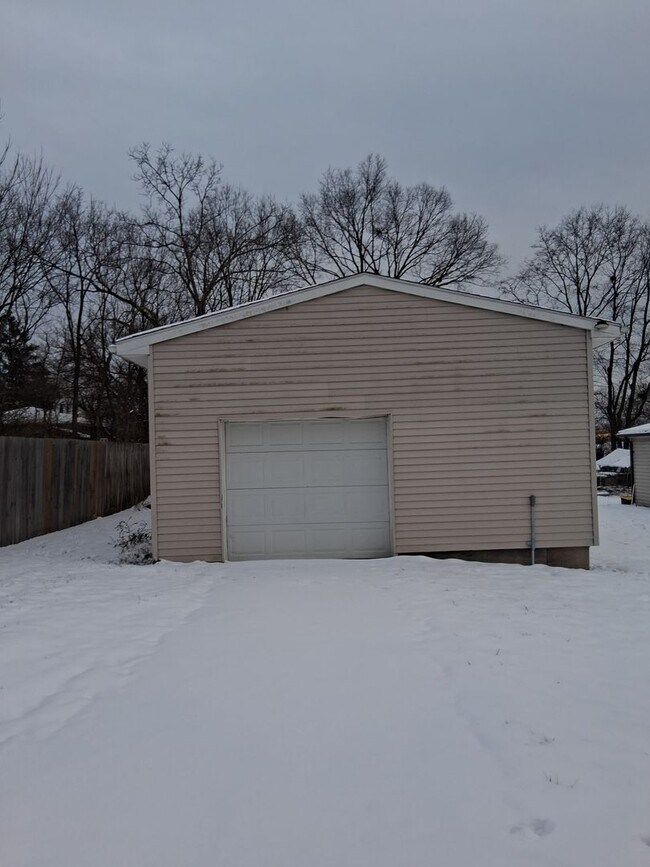 Building Photo - Quaint Newly-renovated Bungalow