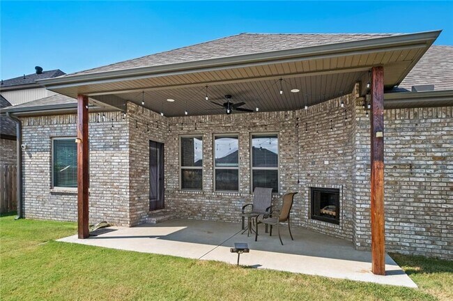 Building Photo - 230 Bequette Ln