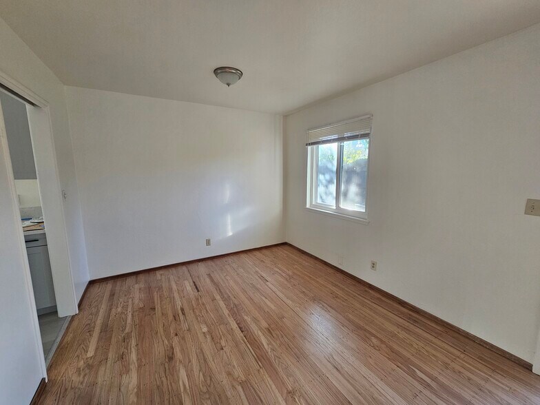 Building Photo - 819 Linden Ln