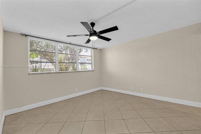Building Photo - 681 S Hollybrook Dr