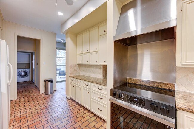 Building Photo - 7530 Del Monte Dr