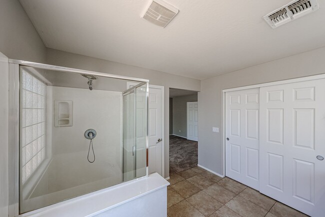Building Photo - Welcome to this spacious 4 bedroom, 2.5 ba...