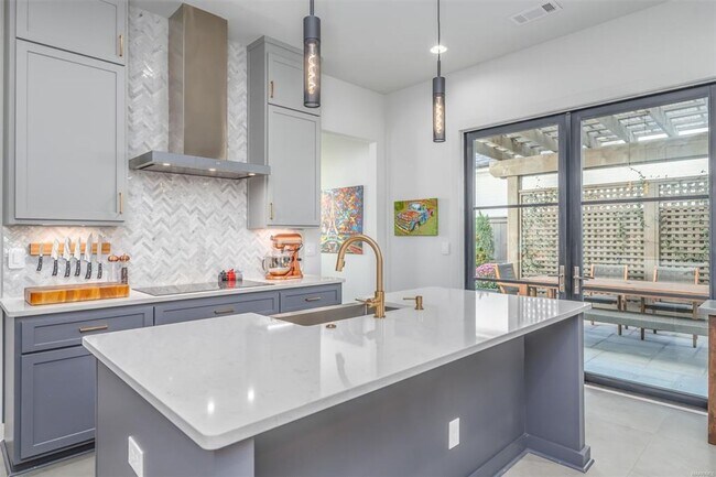 Building Photo - Desirable Hampstead Living!