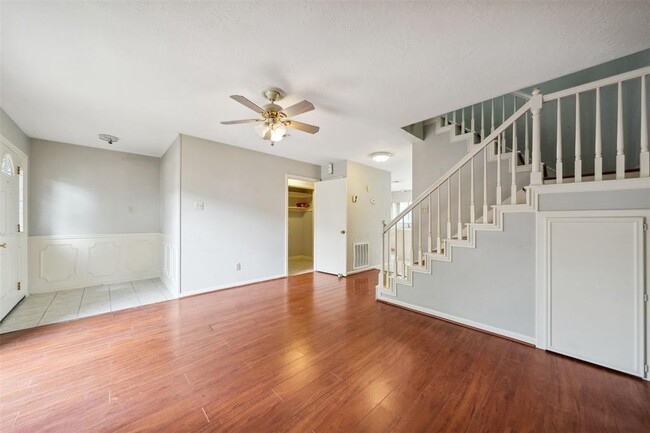 Building Photo - 1841 Sherwood Forest St