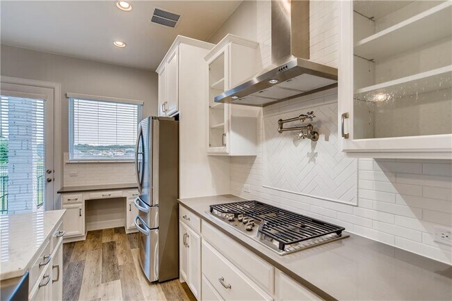 Building Photo - 7112 Poulain Dr