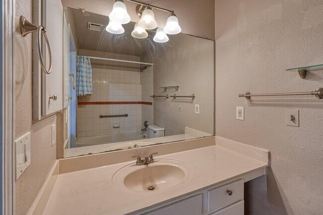 Building Photo - 811 Country Club Dr SE
