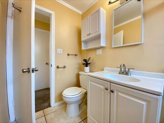 Building Photo - Great North Park Location! Private Fenced Front Patio! In Unit Washer and Dryer!