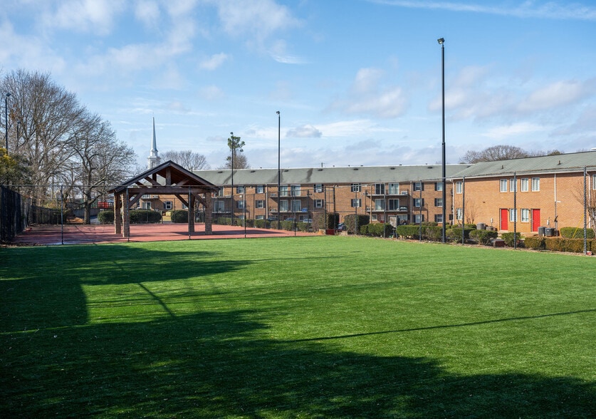 Building Photo - University Oaks