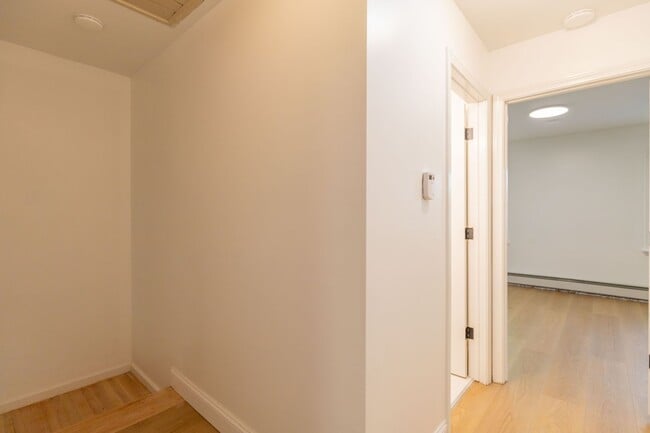 Building Photo - Beautifully Renovated 2 Bed, 2 Bath Coloni...