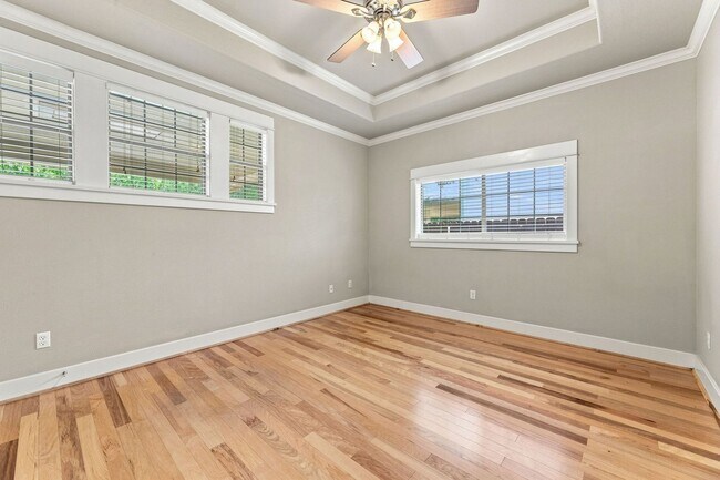 Building Photo - 305 Zennia St