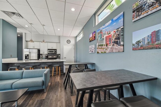 Building Photo - 1208 E Kennedy Blvd