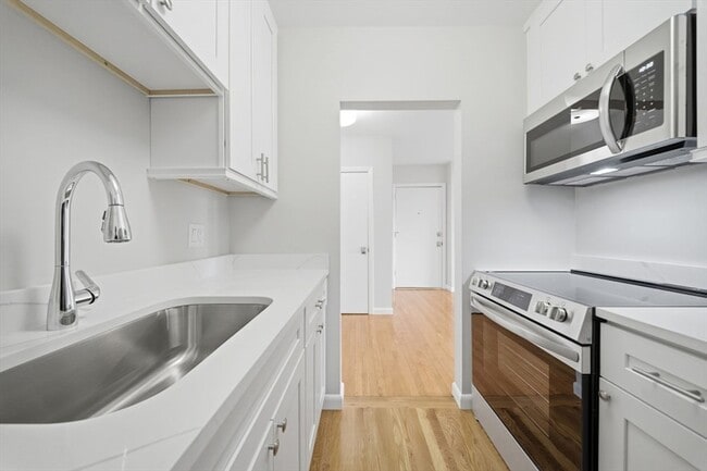 Building Photo - 11 Schubert St