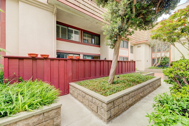 Building Photo - 8828 Pershing Dr