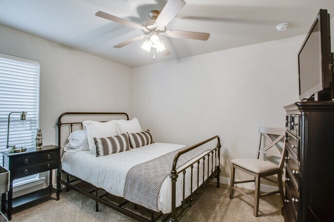 Building Photo - Available Now! 3/2/2 in Bell Farms!