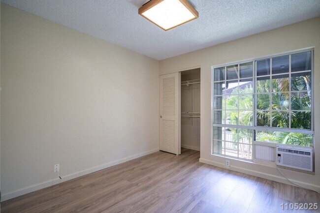 Building Photo - Available Now! 2 BD / 1 BA / 2 Parking sta...