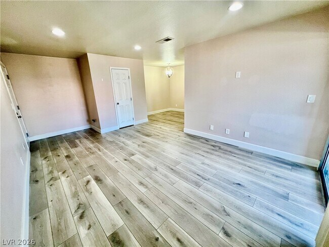 Building Photo - 5295 Indian River Dr