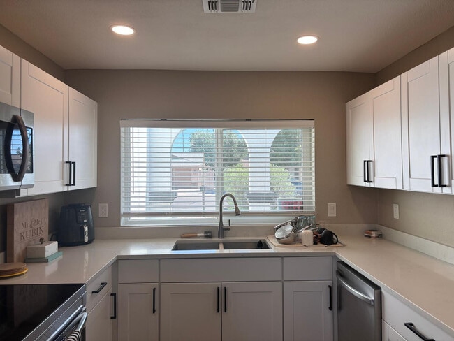 Building Photo - 2902 W Straford Dr