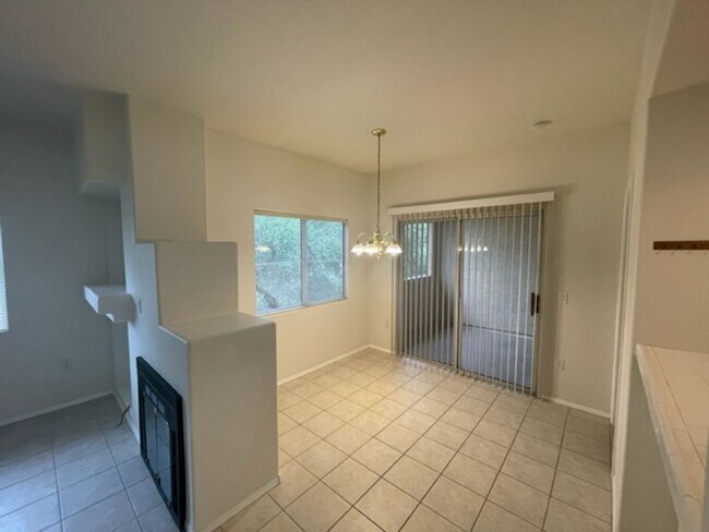 Building Photo - GREAT GATED COMMUNITY 2 BEDROOM -2 BATH -L...