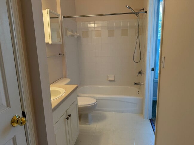 Building Photo - First Floor Condo - Estate at Westbury