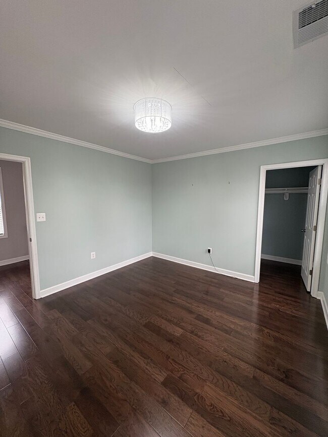 Building Photo - Beautiful Home Conveniently Located in Alexandria w/ Lower Level Suite