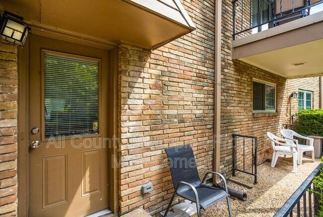 Building Photo - 7924 Royal Ln