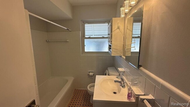 Building Photo - 29614 Rosslyn Ave