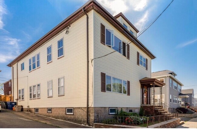 Building Photo - 1181 Saratoga St