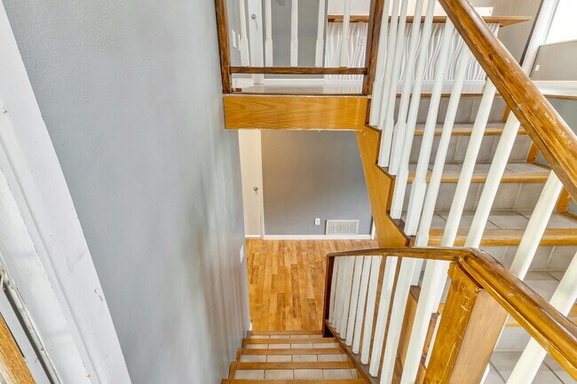 Building Photo - Spacious 4-Bed, 2-Bath