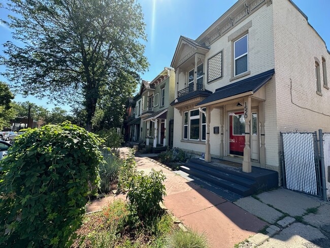 Primary Photo - 1520 E 35th Ave