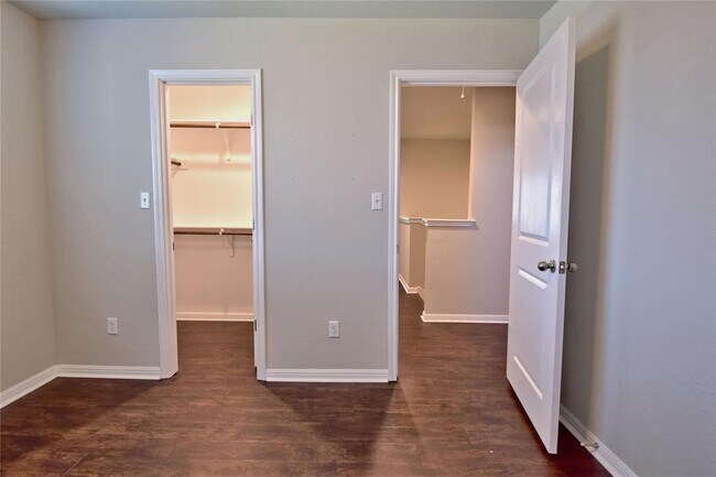 Building Photo - 317 Clearlake Dr