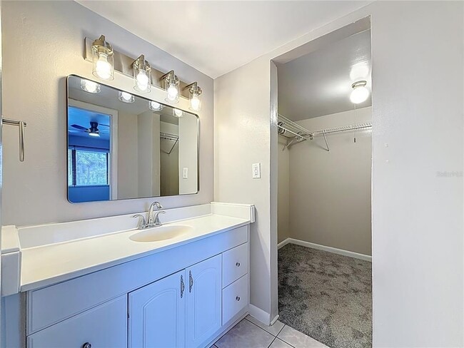 Building Photo - 890 N Village Dr