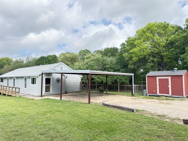 Building Photo - 879 Christmas Rd