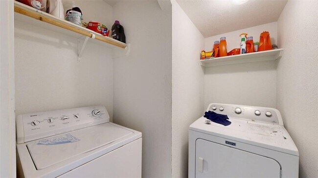 Building Photo - 2933 McLaren Dr