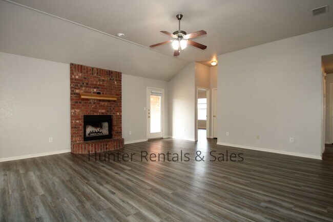 Building Photo - Conveniently Located!!!