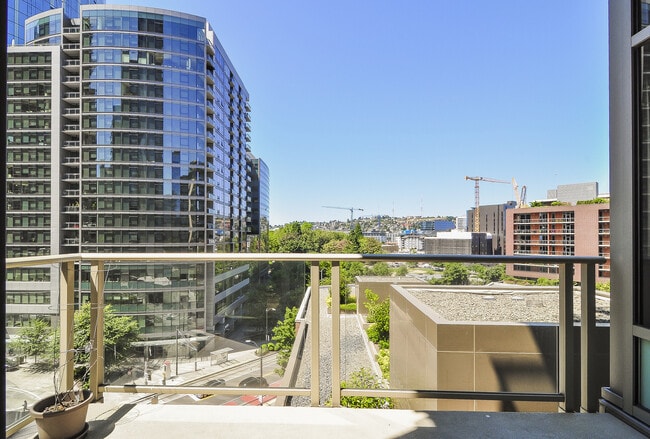 Building Photo - Great 2bd/2ba modern town home located in the center of South Lake Union W/S/G and ( 2) parking s...