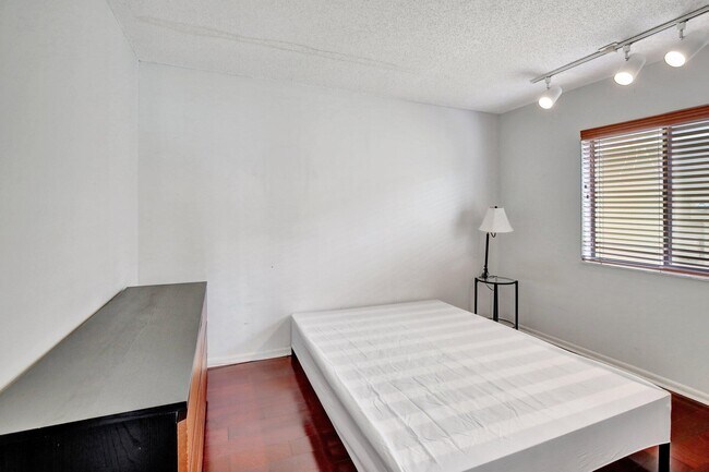 Building Photo - 1541 SW 102nd Terrace