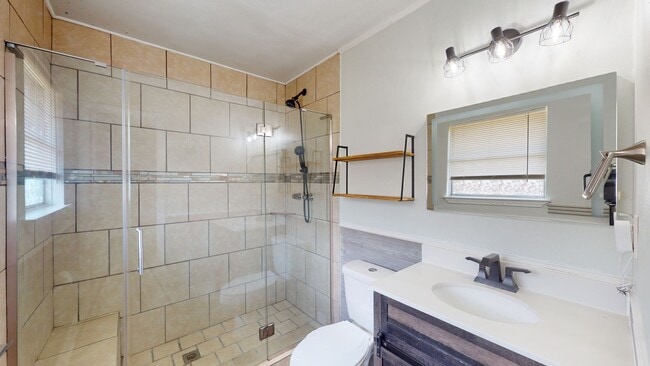 Building Photo - ALL TILE HOUSE MINUTES AWAY FROM FORT HOOD!