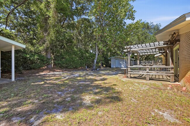 Building Photo - 338 Coral Dr SW