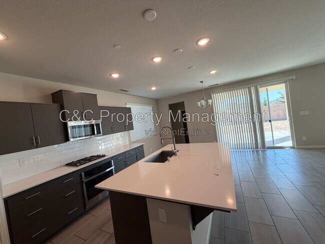 Building Photo - 3335 Las Rosas Ave