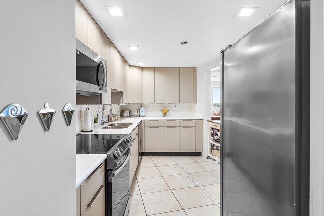 Building Photo - 3000 Holiday Dr