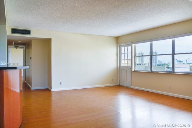 Building Photo - 401 Golden Isles Dr