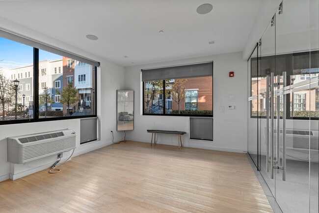 Building Photo - 19 Day St