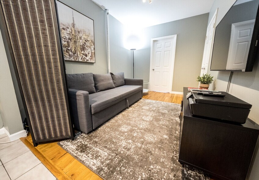 Building Photo - 305 E 104th St