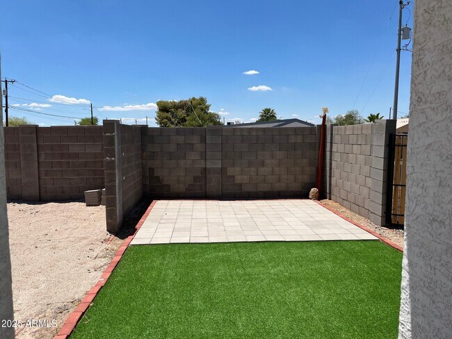 Building Photo - 545 W Ocotillo St