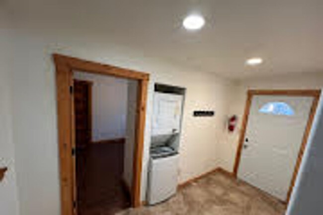 Building Photo - Three bedroom duplex unit in Gardner Mountain