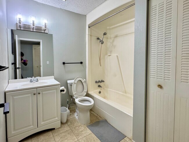 Building Photo - 6519 W Newberry Rd